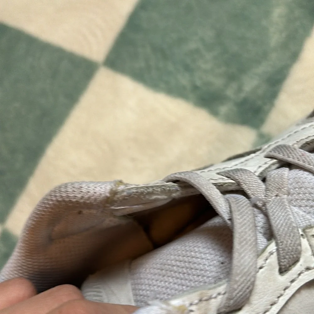 White youth Nike shoes. - Picture 10 of 11